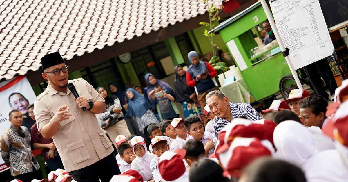 MPI dan Babah Alun Bagikan Makan Bahagia Gratis di SDN Petojo Selatan 06